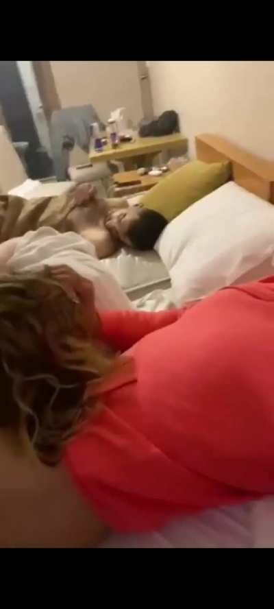 Uyuyan arkadaşının yanında kıza sakso &ccedil;ektiriyor