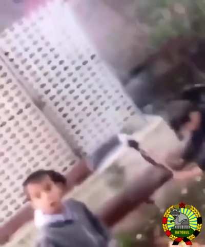 Stai sa ne pisam pe el