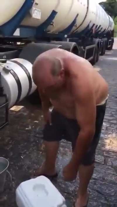 Tomando banho no galão