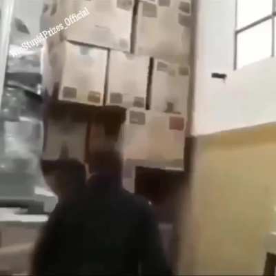 jugando a Jenga en su lugar de trabajo