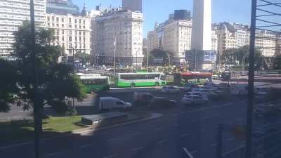 Manifestación de taxistas hoy 14/04/21 en el obelisco. Tirando petardos y rompiendo mucho las bolas con el ruido.