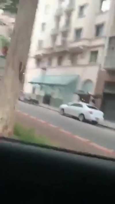 Man steals phone from Uber's dashboard.