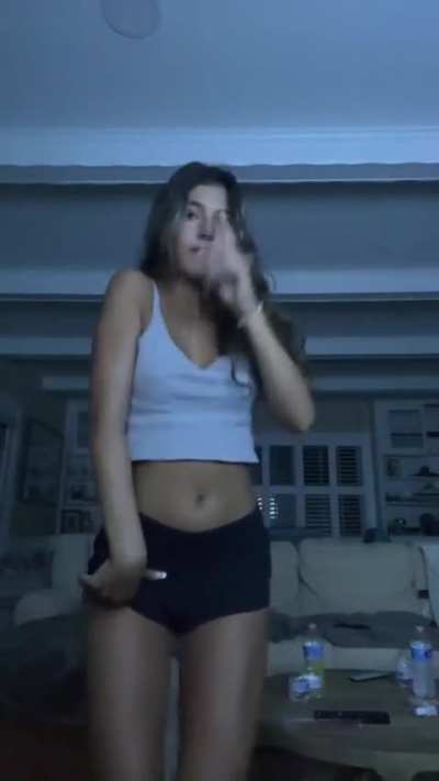 Shaking ass on her story