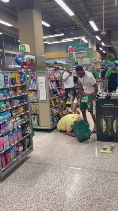 Man gets a deserved whooping inside a Publix