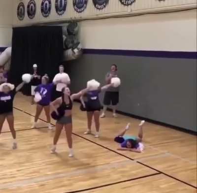 This cheerleader&rsquo;s exit after faceplanting