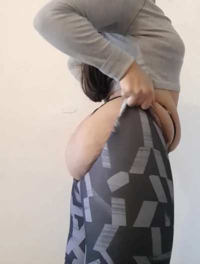 WHAT DO YOU THINK OF THESE LEGGINGS? OR DO YOU WANT ME TO TAKE THEM OFF SO YOU CAN FUCK ME HARD?👿💦💦💦