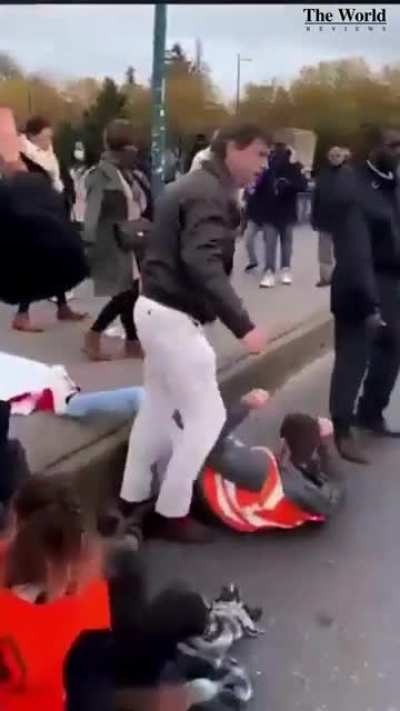 Protesters block a main road in France and drivers are not happy about it‼️