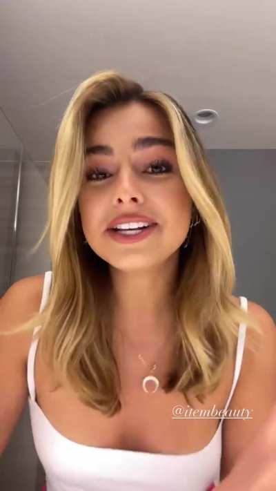 Braless beauty