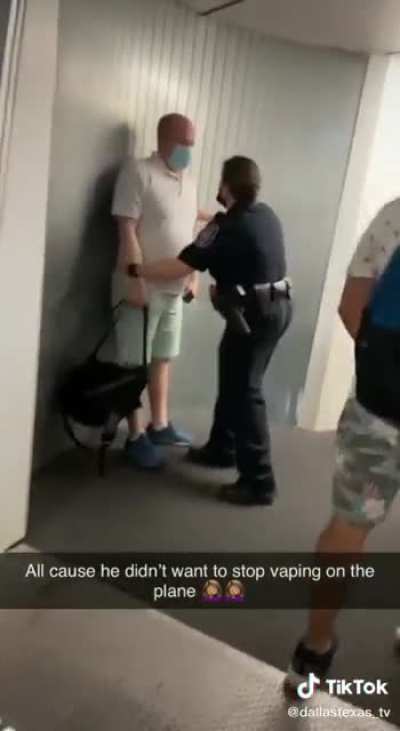 Man gets arrested because he didn&rsquo;t want to stop vaping on the plane