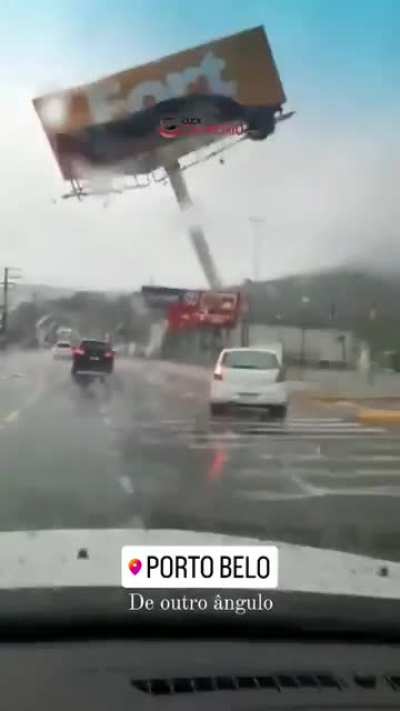 Placa de supermercado quase cai sobre carro durante ciclone extratropical em Porto Belo, SC