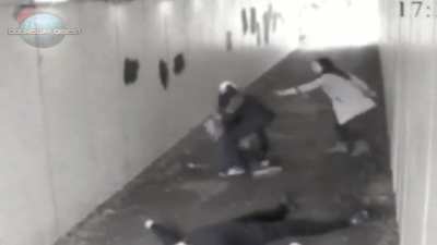 Boxer BRUTALLY KNOCKS OUT thug for assaulting his GF [classic]