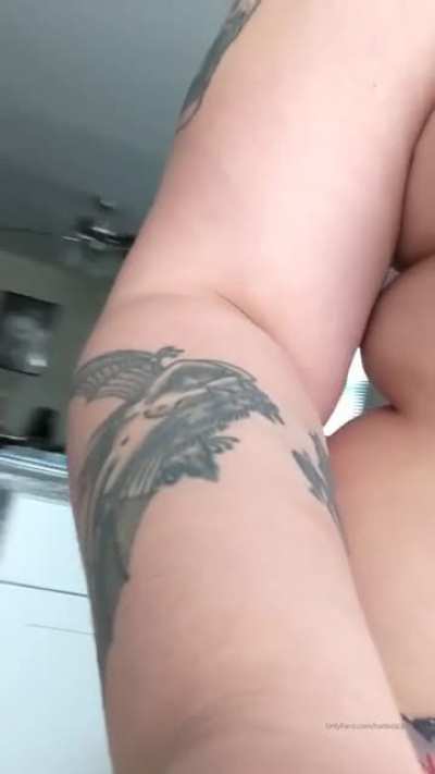 Big White booty clapping 👏🏾