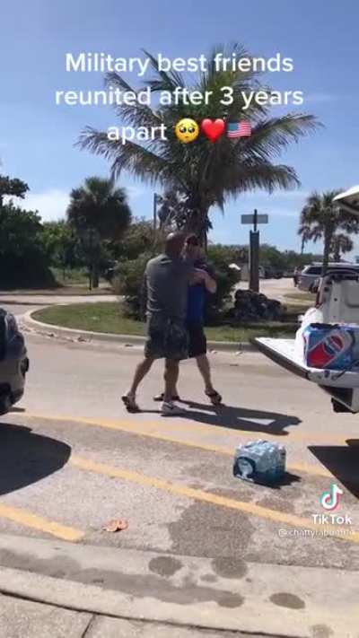 Best friends reunited after 3 years (Happy Freakout)