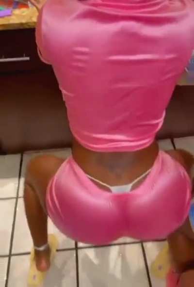 Bernice&hellip;que rica se le ve esa tanga🥵🍑💦