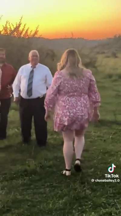 Girl gets mad she didn&rsquo;t catch the bouquet!!