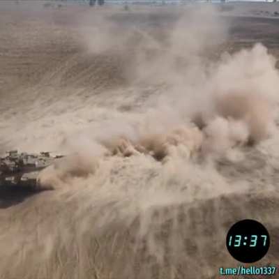 Ударная волна от выстрела израильского танка "Merkava Mk 4"