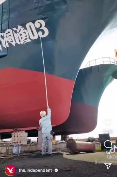 Painting a ship&rsquo;s name on its hull, &ldquo;freehand&rdquo;