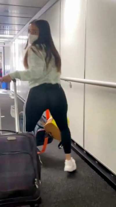 Caomi s&oacute; de reboladinha no finger do embarque