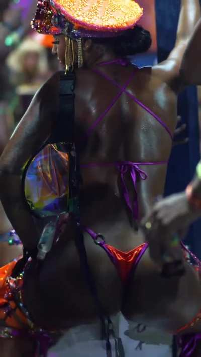 @oroluxurycarnivalgnd IVY!!!! LAWD IVY!!!Who in Greenz this year WHAT CARNIVALS YOU HEADING