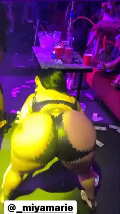 🍑🖤👙