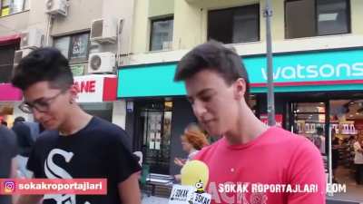 halka şeriat mı laiklik mi diye soruyorlar birisi laikliği kütahya ile bağdaştırıyor diğeri hem Osmanlı hem laiklik istiyor beyaz gömlekli adama respect. bandanalı çocuk şeriat istiyor ama kolunda dövmesi olduğunu bilmiyor sanırım sondaki eleman şeriat ge