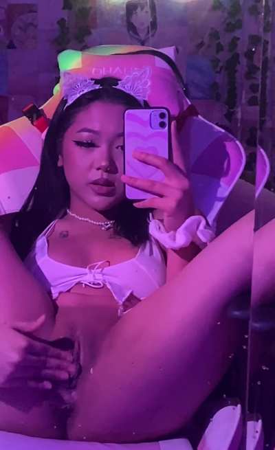 Love the way she rubs her pussy 😍