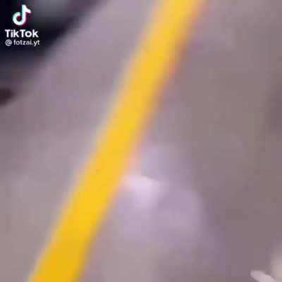 El maau estacionando a su micky