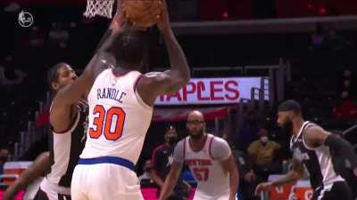 [Highlight] Julius Randle drills the clutch shot against PG, giving the Knicks an 8-point lead with under 40 seconds left