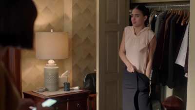 Getting dress in Vida (TV Series 2018&ndash; ) [S03E05]