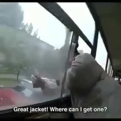 La leyenda dice que sigui&oacute; buscando una chaqueta como esa.