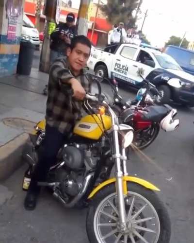 Para no llamar la atenci&oacute;n mejor empiezo a acelerar mi moto