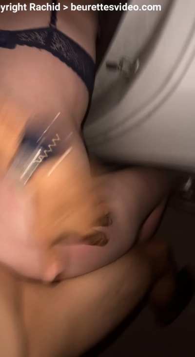 In the middle of the night, this Arab guy is fucking a White girl outside - Petite fran&ccedil;aise se fait rebeued de nuit dans le parking