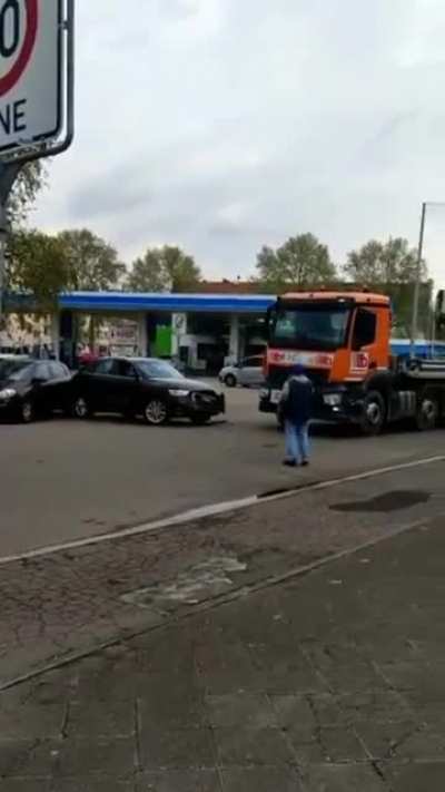Truck driver and Audi driver discussing things