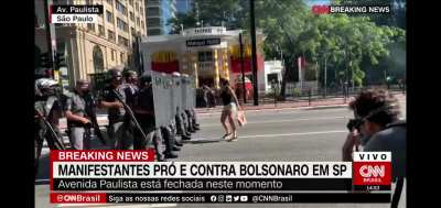 31/05 Av.paulista. A mulher mais corajosa do Brasil. n&atilde;o quero nem imaginar oq eles teriam feito se n&atilde;o houvessem c&acirc;meras.
