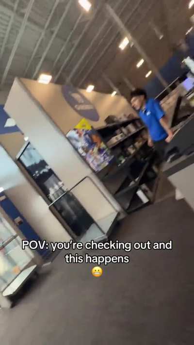 Guy steals PlayStation from BestBuy, customer attempts to stop him