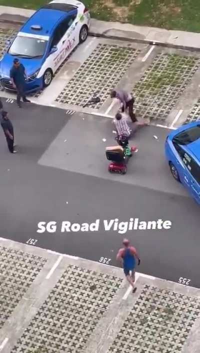 quarrel between taxi uncle &amp; pma uncle resulted in a mini mma session