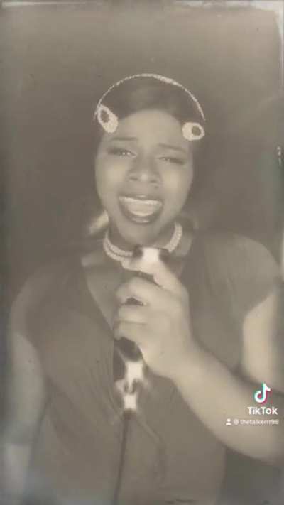 This song is as beautiful as it is sad. It gave me the opportunity to rock a vintage look ❤️