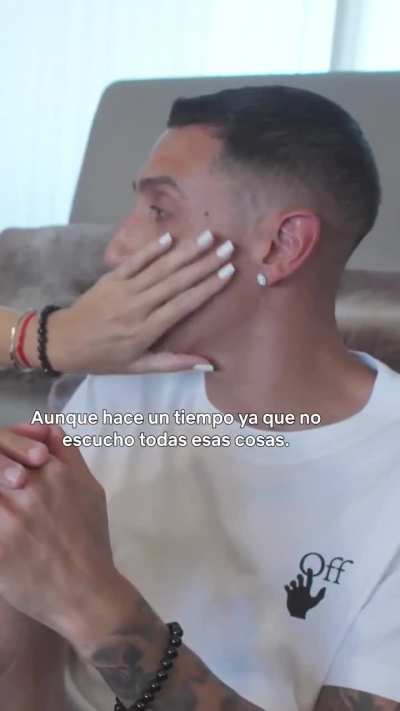 El campe&oacute;n mundial y campe&oacute;n de la Copa Am&eacute;rica, Angel Di Mar&iacute;a, tomando mate con su esposa para presentar su documental en Netflix