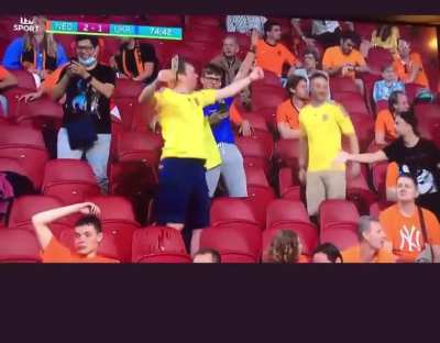 Dutch fan in the stands congratulating and handshaking a Ukraine fan after Yarmolenko&rsquo;s gol