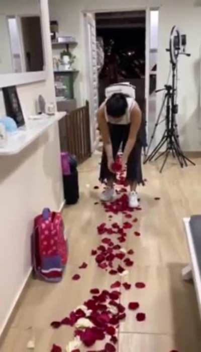 How to make a woman feel like a diva and a dishwasher in 25 seconds.