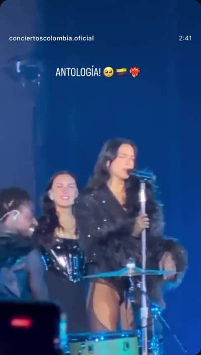 Dua Lipa singing Antolog&iacute;a in concert