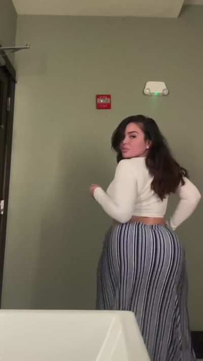 Clap that huge fat ass 🍑🍑👏👏
