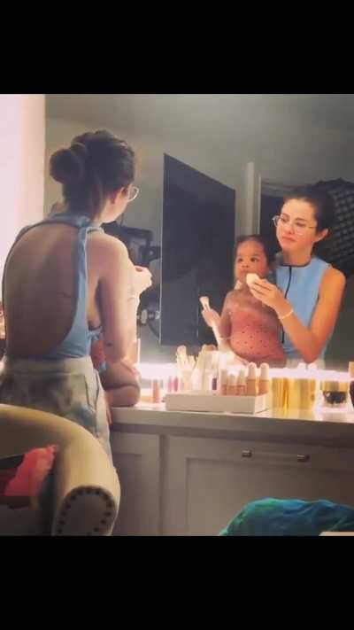 Huge side selena