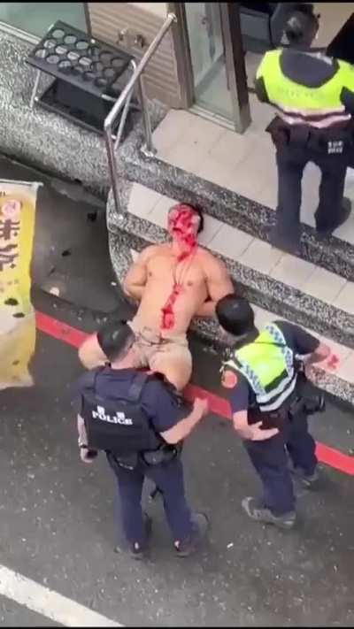[LFO] Police Censured For Continuing to Beat Half Naked Bodybuilder After He Was Subdued 🇹🇼 (NSFL)