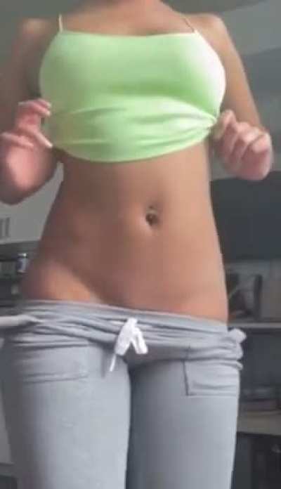 Damn she fine as fuck 🤤 & anybody need some REAL hacks? Hit 