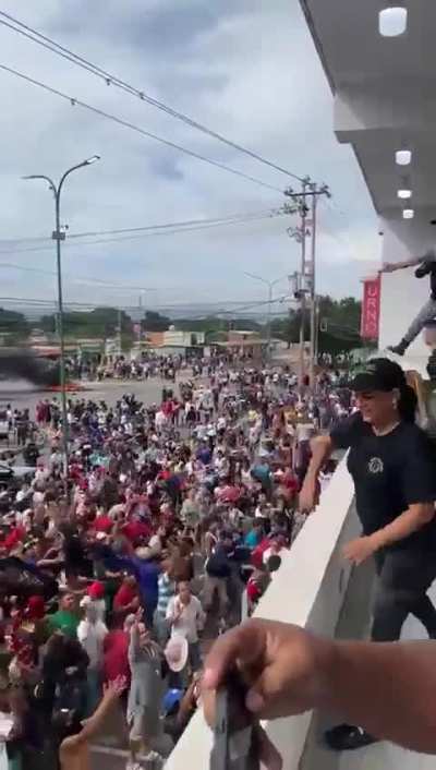 En barquisimeto, una panaderia tira pan a los manifestantes!