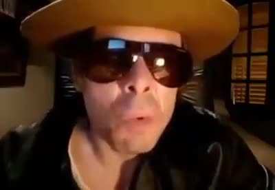 Jaja mientras desayunaba escuch&eacute; que alguien me ablo cuando estaba solo