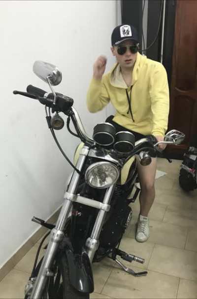 Les ense&ntilde;are como manejar una moto de verdad