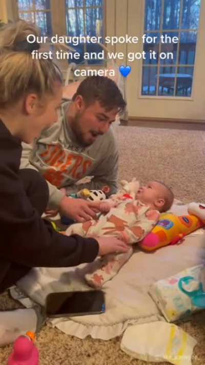 2 months old baby's first words caught on camera. she said "I love you" twice 🥺