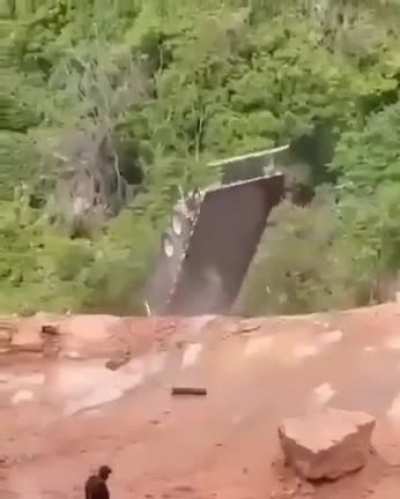 How it feels trying to load cargo that&rsquo;s too heavy for the yellow crane
